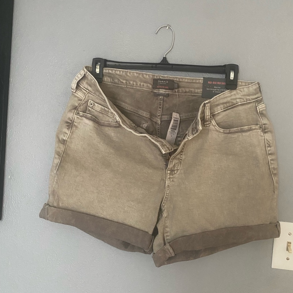 Torrid Tan Mid-Rise Jean Shorts Size 14 Smokestack